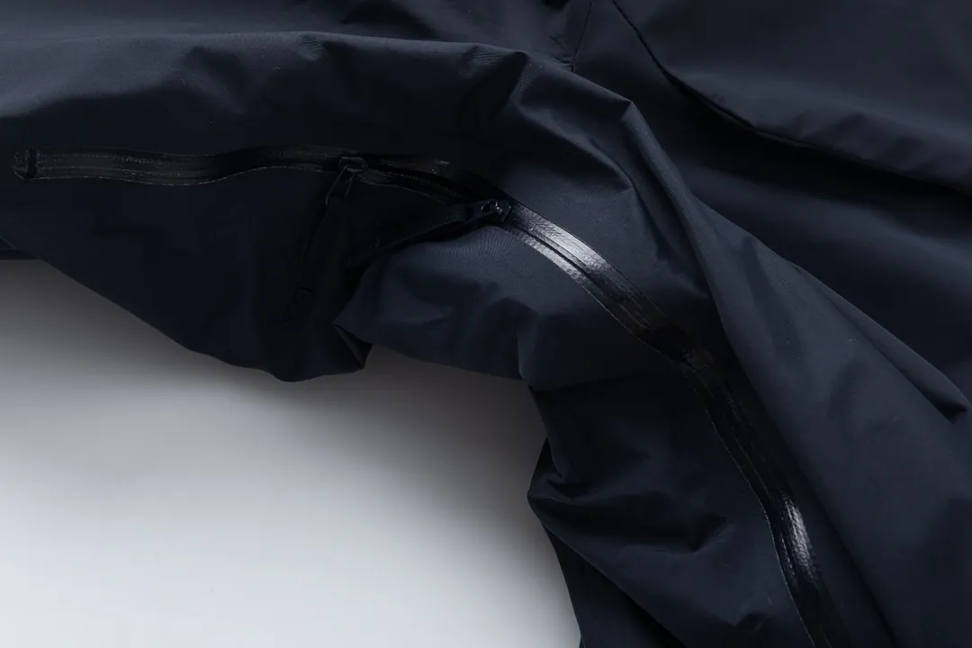 🉑 ARCTERYX/ Macai Jacket Same Style ‘’ ‘’ ！ ， 。 ！！ + ： ✅ ， ， Breathable GORE-TEX 、 、 。 ✅ Drop Hood™M ， Powder Guard™ 。 ✅ ✅100% ( EPTFE ) ， ✅ Ykk ： Premium LOGO Color： ， ，Dark Blue ，Green Size：S M L XL XXL